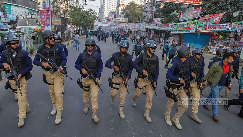 A SWAT team reaches the scene after police clashed with BNP activists outside the party’s headquarters in Dhaka’s Naya Paltan on Wednesday, Dec 7, 2022.Photo: Asif Mahmud Ove