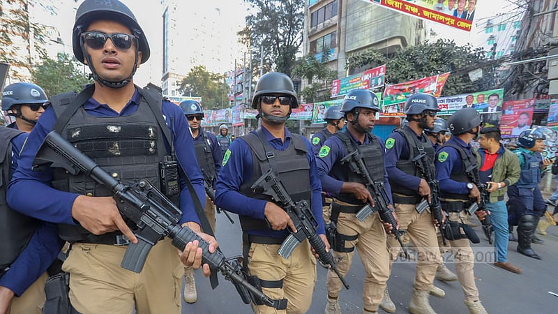 A SWAT team reaches the scene after police clashed with BNP activists outside the party’s headquarters in Dhaka’s Naya Paltan on Wednesday, Dec 7, 2022.Photo: Asif Mahmud Ove