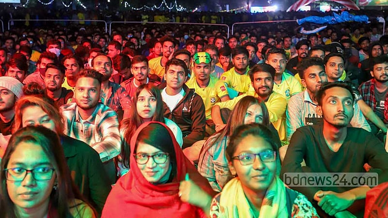 Neymar fans wearing the Brazil national team’s jersey gathered on the playground of Dhaka University’s Haji Muhammad Mohsin Hall to watch the team’s final World Cup group match against Cameroon in Qatar in the early hours of Saturday, Dec 3, 2022.Photo: Asif Mahmud Ove