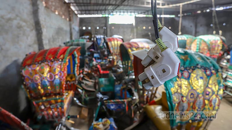 Battery-powered rickshaws are being charged at a modified garage. Most of these garages allegedly have illegal electric lines. Photo: Asif Mahmud Ove