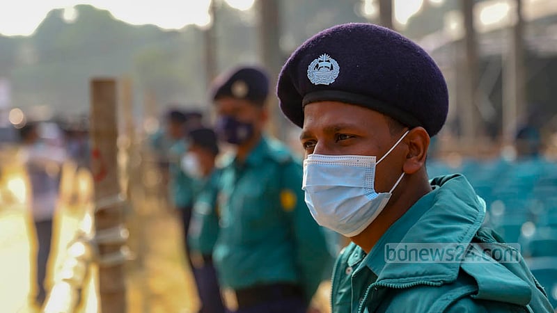 Law enforcers have put stringent security measures in place at Dhaka’s Suhrawardy Udyan and neighbouring areas ahead of the Awami League's 22nd National Council, Dec 23, 2022. Photo: Mahmud Zaman Ovi