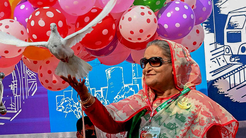 Awami League chief Sheikh Hasina inaugurated the ruling party's 22nd national council by releasing a pigeon and a set of balloons at Dhaka's Suhrawardy Udyan, Dec 24, 2022. Photo: PID
