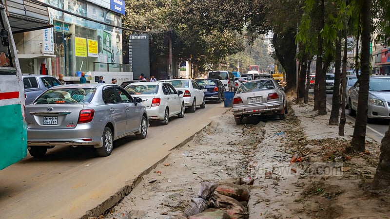 Drivers are damaging parts of the road divider while parking cars on the section of the road that was dug up to install sewage pipes.