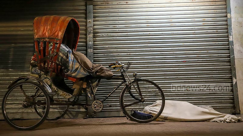 The homeless people of Dhaka find space in the footpath to sleep and brave the cold in the streets of Dhaka. Photo taken on Monday, Dec 5, 2022.Photo: Mahmud Zaman Ovi