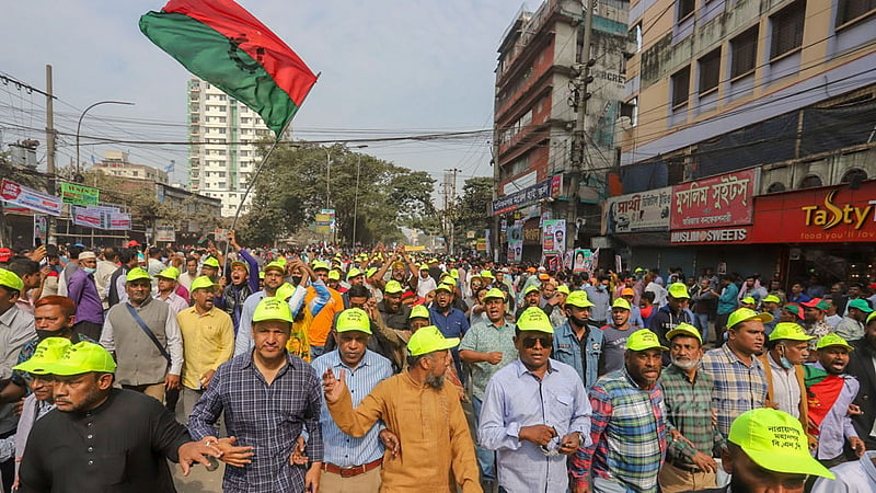 Supporters march into Golapbagh field in Dhaka to join a rally on Saturday, Dec 10, 2022. Photo: Asif Mahmud Ove