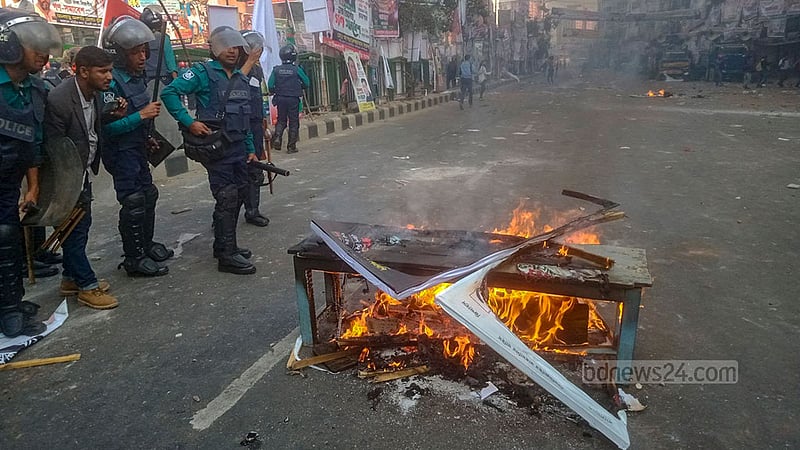 BNP activists torch benches and festoons on the road after police clashed with them outside the party’s headquarters in Dhaka’s Naya Paltan on Wednesday, Dec 7, 2022.Photo: Asif Mahmud Ove