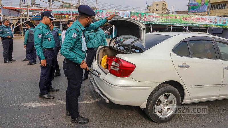 Police search vehicles at a checkpoint in Dhaka’s Gabtoli on Thursday, Dec 8, 2022, ahead of the BNP’s planned Dec 10 rally. Photo: Asif Mahmud Ove
