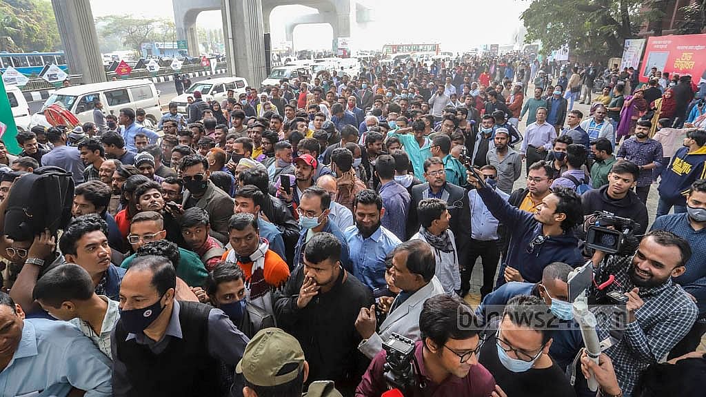 Enthusiasm for first metro rail rides washes away woes of long queues, glitches on the first day