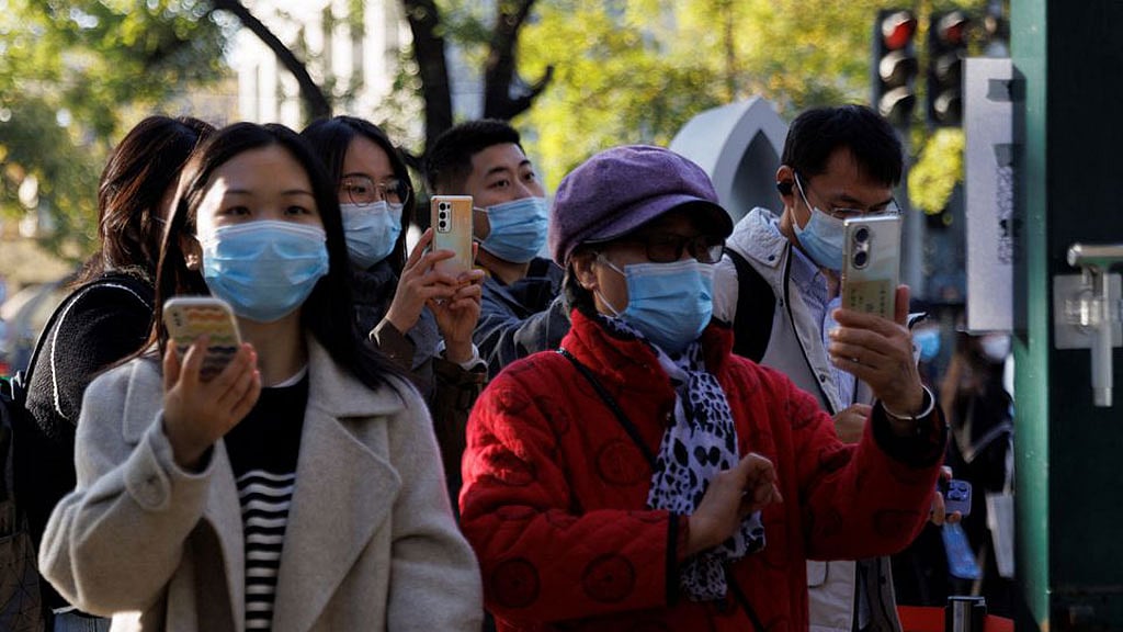 Chinese fret over infecting elderly as holidays prompt COVID warnings
