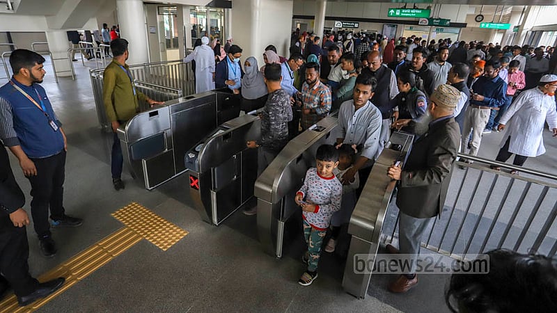 Passengers on holiday enter the metro rail platform after buying tickets at Agargaon station in Dhaka on Saturday, Jan 28, 2023. Photo: Asif Mahmud Ove