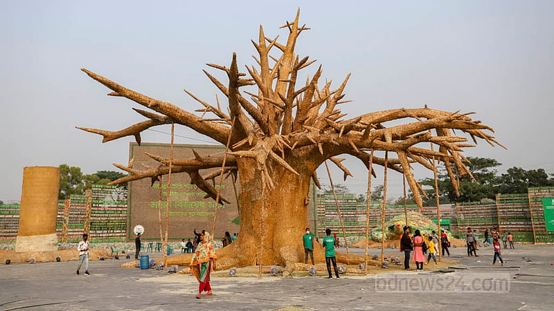 A sculpture of a leafless banyan tree representing the effects of plastic pollution on soil fertility and the growth of plants is the main attraction at an exhibition to raise awareness about the issue at Mohakhali's T&amp;T ground. Photo: Asif Mahmud Ove