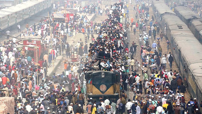 Ijtema devotees risk their lives to return home as they ride a train after the final prayers of the congregation’s second phase in Tongi on Sunday, Jan 22, 2023.