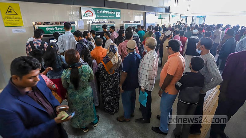 Passengers rush for tickets from vending machines at Agargaon metro station on Saturday, Jan 28, 2023. Photo: Asif Mahmud Ove