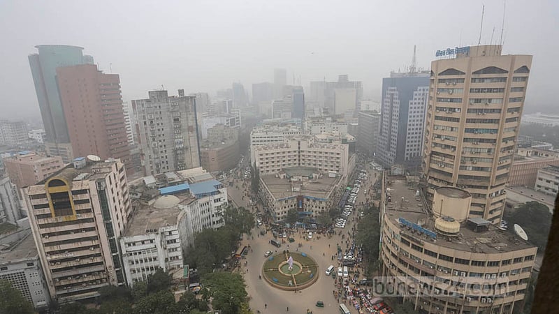 The Dilkusha area of Dhaka is cloudy even in the afternoon on Wednesday, Jan 4, 2023, amid severe cold and dense fog across the country. Photo: Asif Mahmud Ove