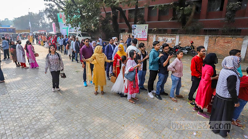 Passengers wait to enter the platform of Agargaon metro station in Dhaka on Saturday, Jan 28, 2023. Photo: Asif Mahmud Ove