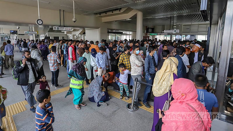 Passengers scramble to buy tickets at Agargaon metro station in Dhaka on Saturday, Jan 28, 2023. Photo: Asif Mahmud Ove