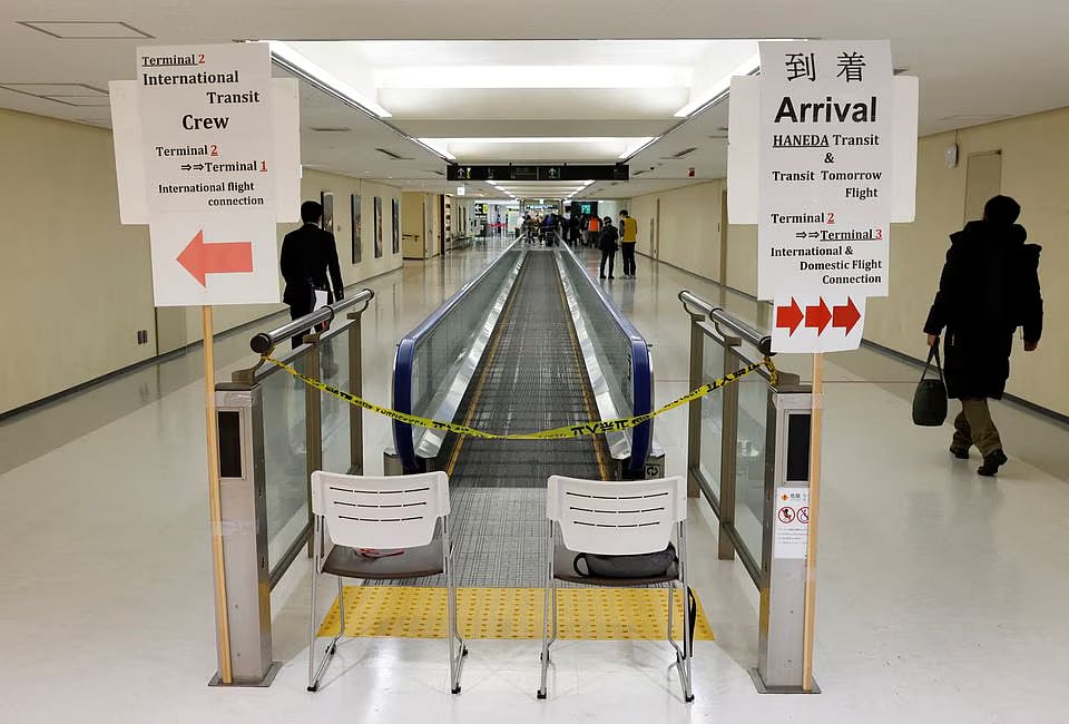 Chinese city-dwellers head to hometowns as holidays raise COVID stakes