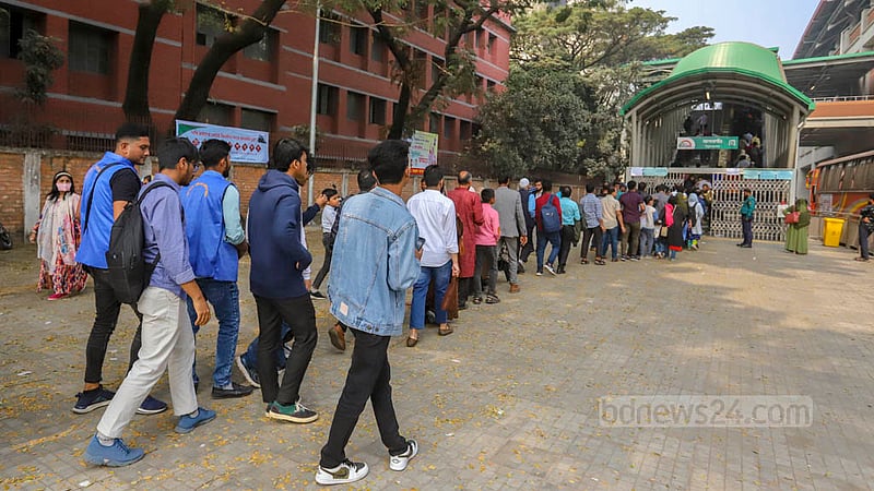 Passengers wait to enter the platform of Agargaon metro station in Dhaka on Saturday, Jan 28, 2023. Photo: Asif Mahmud Ove