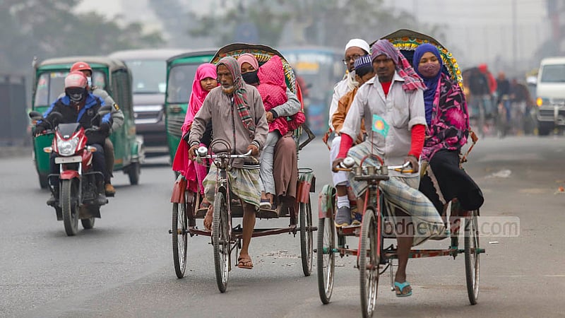 With winter cold becoming more intense every day, people of all ages in Dhaka start putting on warm clothes when they need to go outside. Photo taken on Wednesday, Jan 4, 2023. Photo: Mahmud Zaman Ovi