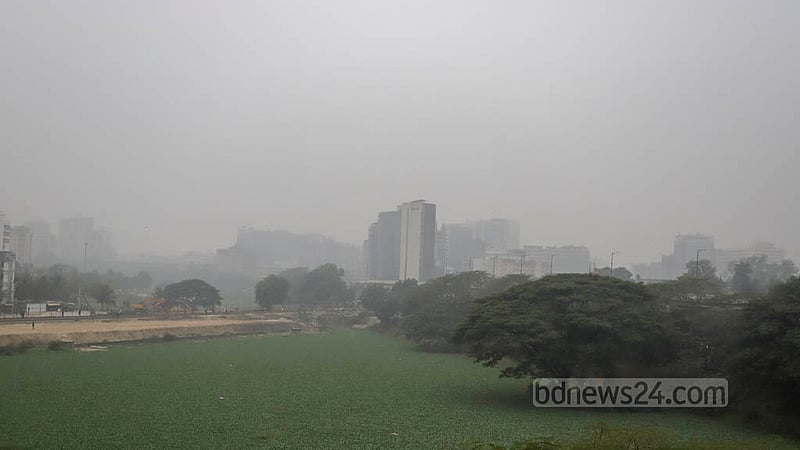 The Sonargaon hotel area in Dhaka is covered with fog even in the afternoon on Wednesday, Jan 4, 2023. Photo: Asif Mahmud Ove