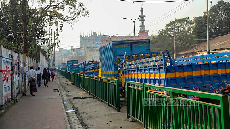 Dhaka North City Corporation has started setting up a separate lane for rickshaws and other non-motorised vehicles to stop illegal parking on Mayor Annisul Huq Road outside Tejgaon truck stand. Photo: Mahmud Zaman Ovi