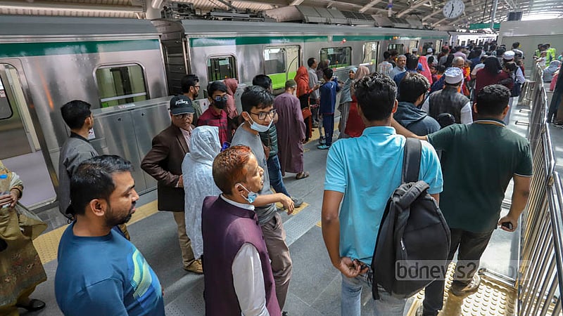 Passengers leave a metro rail car at Agargaon on Saturday, Jan 28, 2023. Photo: Asif Mahmud Ove