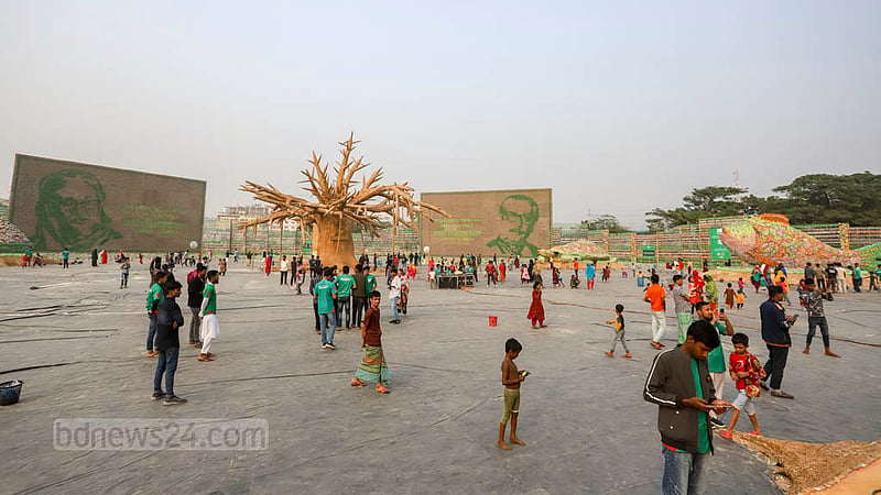 Mosaic portraits and sculptures made of plastic waste are on display to raise awareness about the environmental impacts of plastic pollution at an exhibition on the T&amp;T ground in Dhaka's Mohakhali. Photo: Asif Mahmud Ove