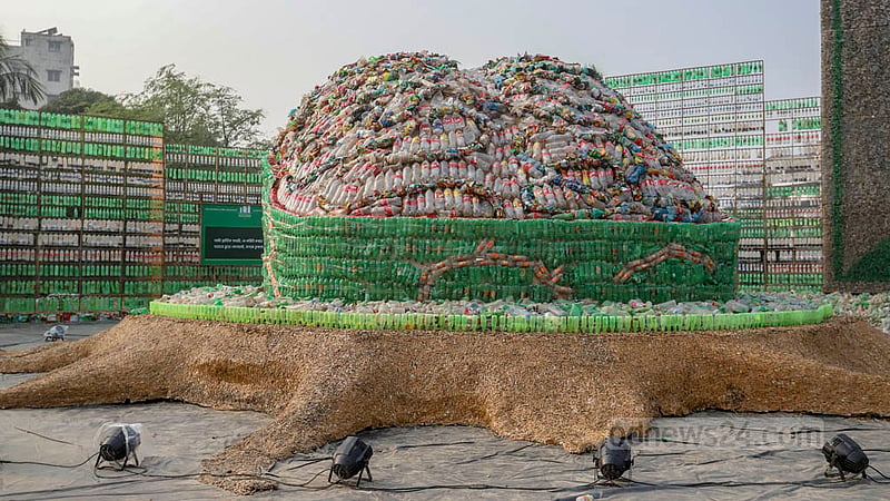 A sculpture of the human brain has been erected to raise awareness about the dangers of plastic pollution, which can also cause various complex diseases. Photo: Asif Mahmud Ove