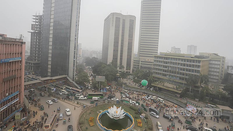 Heavy fog blankets the Motijheel area of Dhaka even in the afternoon on Wednesday, Dec 4, 2023, amid severe cold across the country. Photo: Asif Mahmud Ove