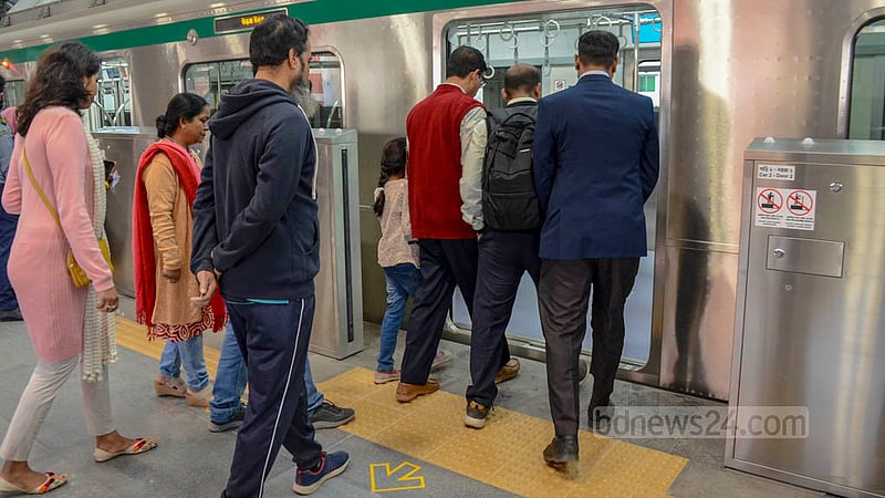 Passengers get on a metro rail car at Pallabi station in Mirpur on Wednesday, Jan 25, 2023. Photo: Asif Mahmud Ove