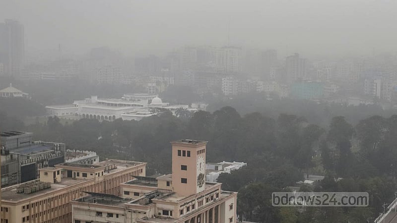 A layer of thick fog blankets Dhaka amid severe cold on Wednesday, Jan 4, 2023. Photo: Asif Mahmud Ove