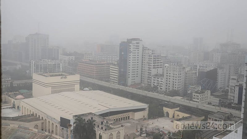 A layer of thick fog blankets Dhaka amid severe cold on Wednesday, Jan 4, 2023. Photo: Asif Mahmud Ove