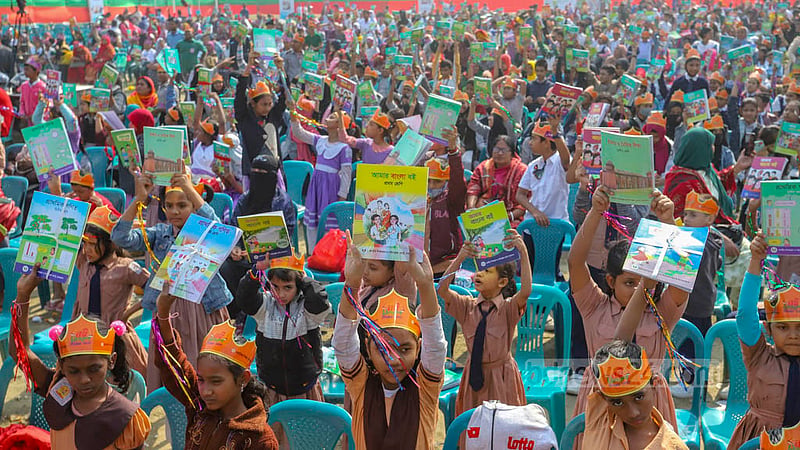 Primary school students receive new textbooks in a festive environment on Sunday, Jan 1, 2023. Photo: Asif Mahmud Ove
