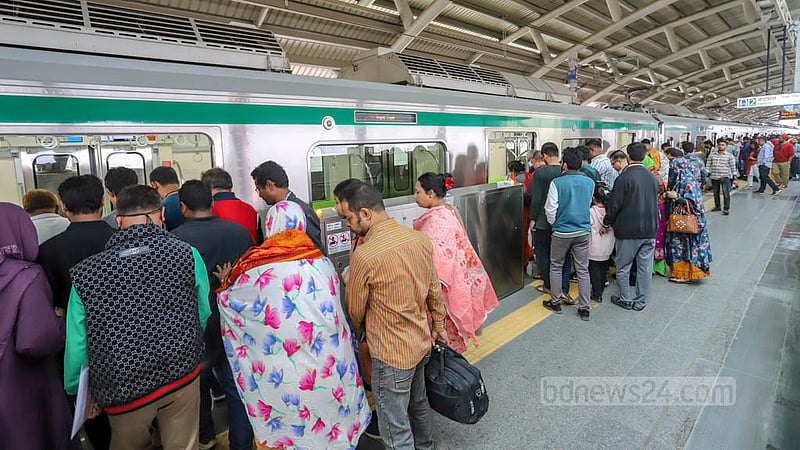 Passengers board a metro train at Agargaon station in Dhaka on Saturday, Jan 28, 2023. Photo: Asif Mahmud Ove