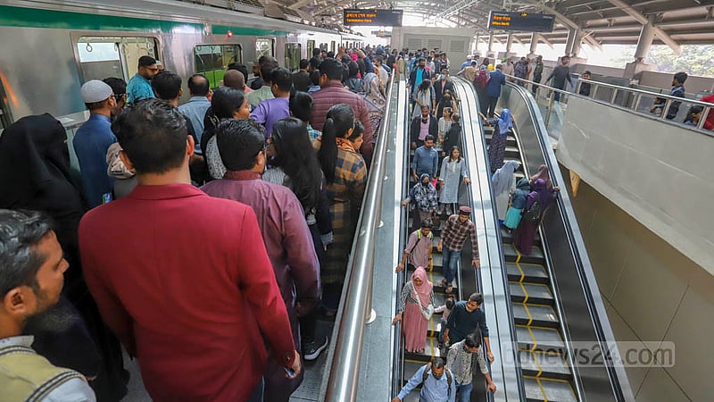Agargaon station on holiday gets crowded with passengers dropped by a metro train on Saturday, Jan 28, 2023. Photo: Asif Mahmud Ove