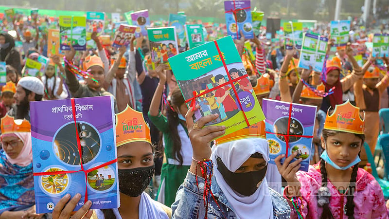 Students react with the new textbooks on New Year’s Day, on Sunday, Jan 1, 2023. Photo: Asif Mahmud Ove