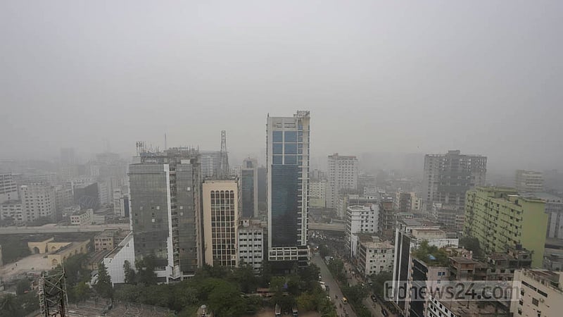 Heavy fog blankets the Dainik Bangla intersection of Dhaka even in the afternoon on Wednesday, Jan 4, 2023. Photo: Asif Mahmud Ove