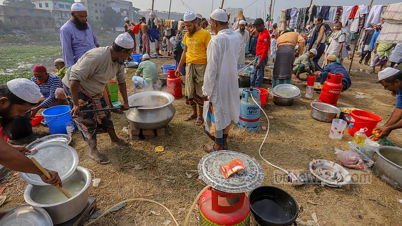 The participants of the second phase of Biswa Ijtema cook food at the congregation ground on the banks of the Turag river in Tongi. Photo: Asif Mahmud Ove