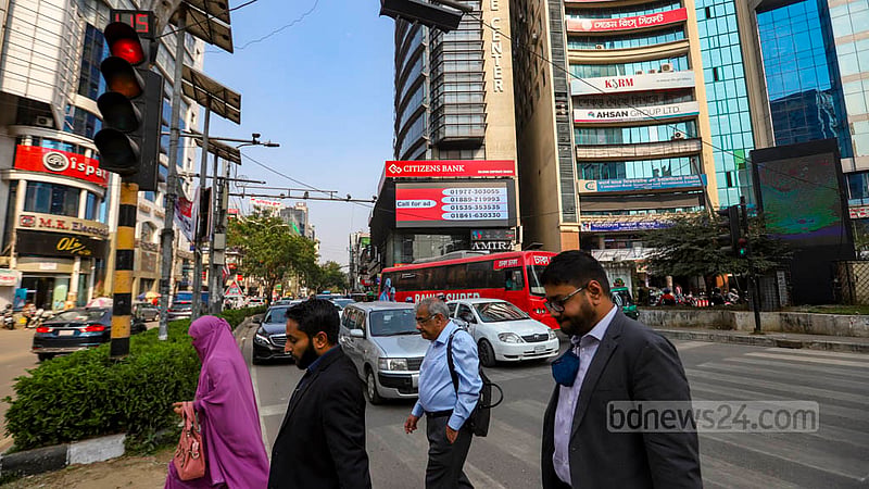 At the Gulshan No. 2 intersection in Dhaka, both vehicles and pedestrians comply with the light signals and follow traffic instructions. Photo: Mahmud Zaman Ovi