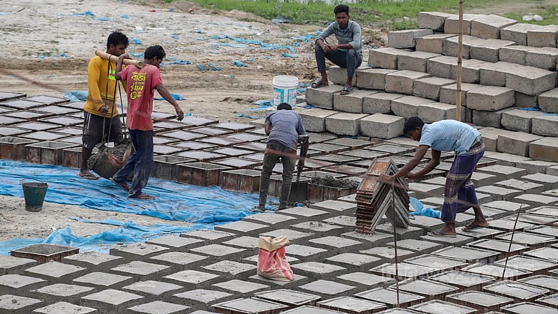 Concrete blocks are being used to build embankments along the Turag River in Mirpur’s Diabari. Photo: Asif Mahmud Ove