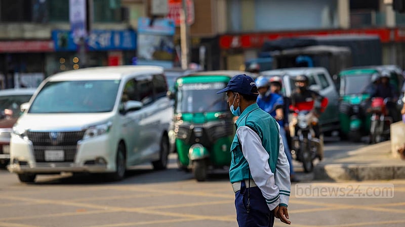 In Dhaka, light signals at intersections are often ignored and vehicles rely on traffic police hand signals to navigate. However, at Gulshan No. 2 in the capital, vehicles follow the light signals, eliminating the need for traffic police to direct with their hands. Photo: Mahmud Zaman Ovi