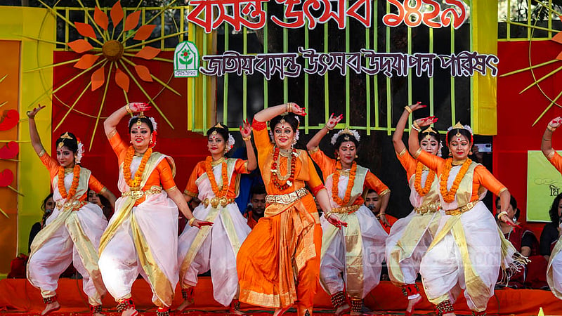 Dancers perform at a programme to celebrate Pahela Falgun, the first day of spring in the Bangla calendar, at Bakultala in Dhaka University’s Faculty of Fine Arts on Tuesday, Feb 14, 2023. Photo: Mahmud Zaman Ovi