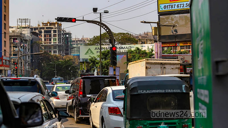 At the Gulshan No. 2 intersection in Dhaka, vehicles are adhering to the light signals by stopping or moving accordingly - an uncommon sight in the city of Dhaka. Photo: Mahmud Zaman Ovi