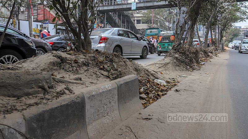 Dhaka South City Corporation removes the old road divider for the construction of a new road divider at Saat Masjid Road in the capital. Photo: Asif Mahmud Ove