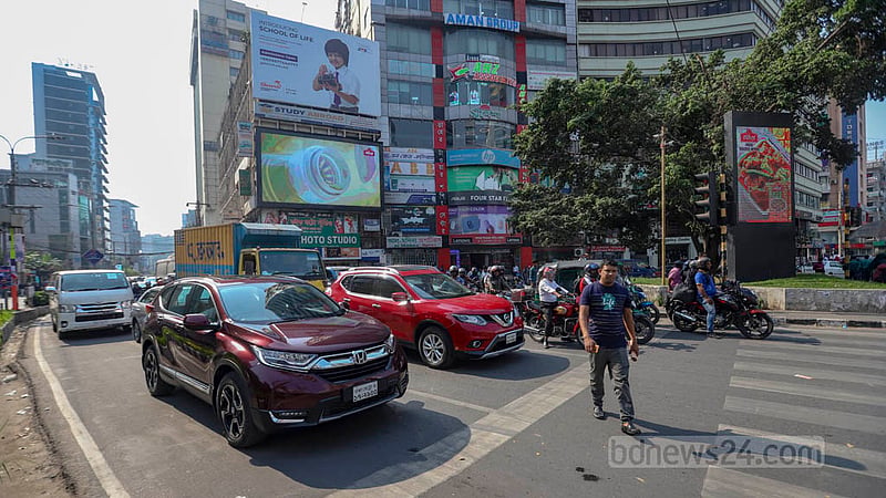 Despite the presence of light signals at every intersection in Dhaka, the majority of them are no longer functional. Nevertheless, the signal lights at Gulshan No. 2 intersection remain operational around the clock. Photo: Mahmud Zaman Ovi