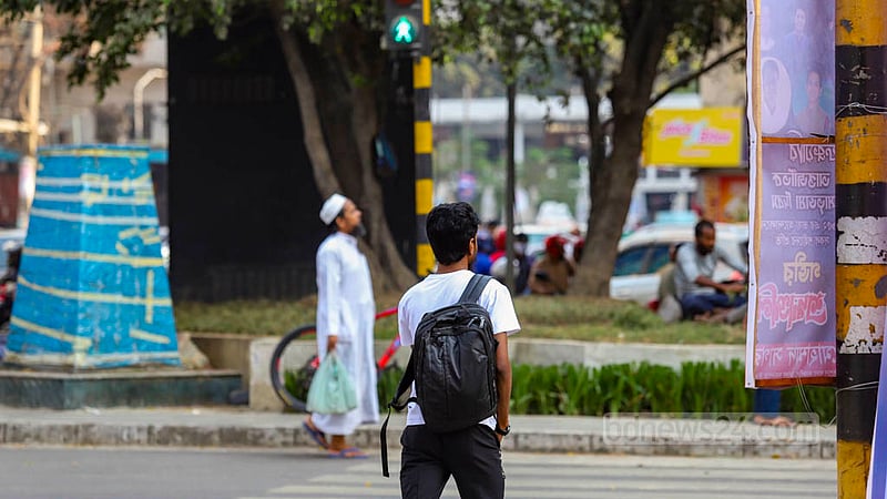 At the Gulshan No. 2 intersection in Dhaka, both vehicles and pedestrians comply with the light signals and follow traffic instructions. Photo: Mahmud Zaman Ovi