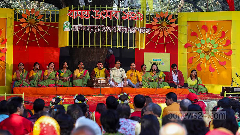 Musicians perform at a programme to celebrate Pahela Falgun, the first day of spring in the Bangla calendar, at Bakultala in Dhaka University’s Faculty of Fine Arts on Tuesday, Feb 14, 2023. Photo: Mahmud Zaman Ovi