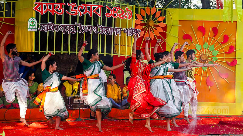 Dancers perform at a programme to celebrate Pahela Falgun, the first day of spring in the Bangla calendar, at Bakultala in Dhaka University’s Faculty of Fine Arts on Tuesday, Feb 14, 2023. Photo: Mahmud Zaman Ovi