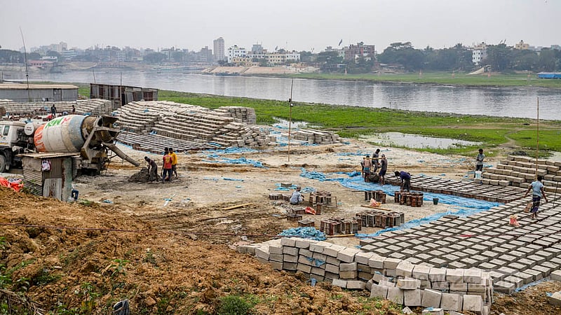 Concrete blocks are being used to build embankments along the Turag River in Mirpur’s Diabari. Photo: Asif Mahmud Ove
