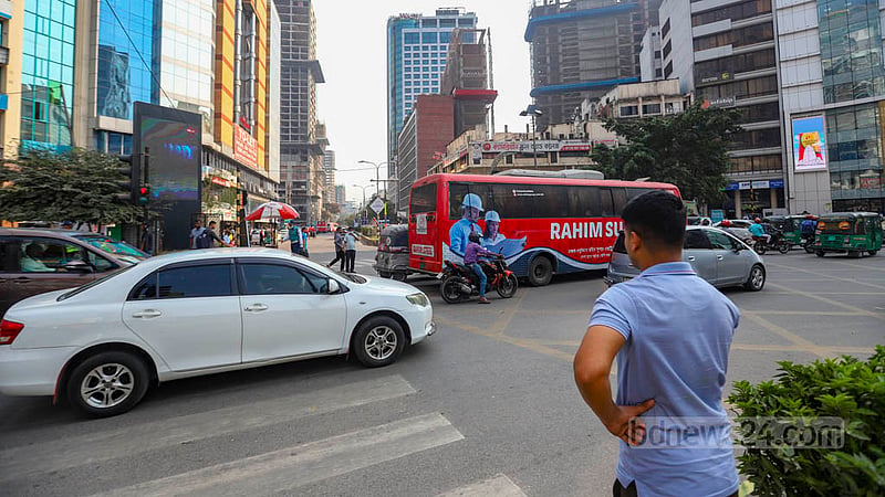 At the Gulshan No. 2 intersection in Dhaka, both vehicles and pedestrians comply with the light signals and follow traffic instructions. Photo: Mahmud Zaman Ovi